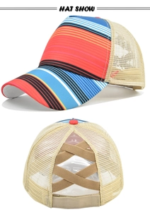Dettaglio cappello arcobaleno per coda di cavallo con fasce elastiche incrociate