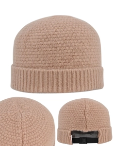 Détail de la boucle réglable et de la maille gaufrée sur un bonnet de couleur kaki