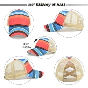 Berretto da baseball a righe arcobaleno per coda alta con mesh e vista a 360 gradi