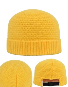 Détails macro du bonnet en tricot jaune avec texture gaufrée et boucle réglable
