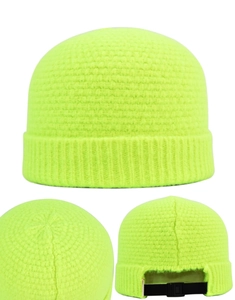 Vue détaillée du bonnet en maille vert fluo avec boucle réglable et texture côtelée fine