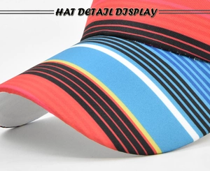 Dettaglio delle cuciture di qualità e strisce tie-dye colorate sulla tesa del cappello