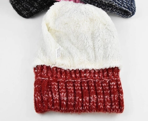 Détail de la doublure en polaire blanche épaisse et de l'étiquette de ce bonnet