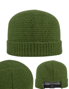 Détail du bonnet en maille vert herbe montrant le tissage texturé et la boucle réglable