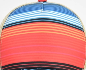 Dettaglio macro del tessuto a righe colorate e della rete traspirante laterale del cappello