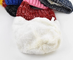 Détail du bonnet en tricot épais avec doublure polaire chaude en plusieurs couleurs