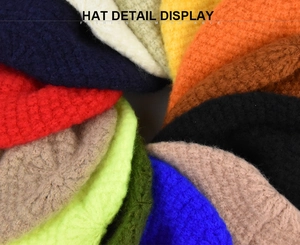 Détails de plusieurs bonnets en tricot colorés avec texture côtelée chaude et tissu doux