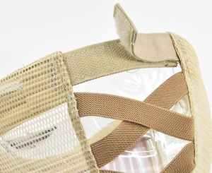 Dettaglio della chiusura a velcro e retro a rete con elastici per code di cavallo
