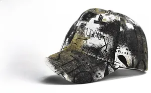 Gros plan d'une casquette de baseball graffiti avec motifs de lettres artistiques