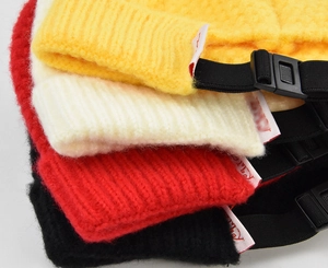 Détail de bonnets en maille avec sangle réglable en nylon et étiquette tissée