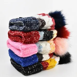 Bonnet en Tricot Épaissi d'Hiver pour Femmes Avec Pompon en Fausse Fourrure Écusson Abeille Rayé Chaud en Acrylique Coton