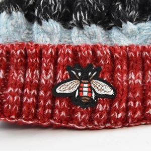Bonnet en tricot d'hiver avec broderie d'abeille et rayures classiques côtelées