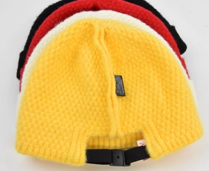 Détail de bonnets en grosse maille avec boucles en nylon en plusieurs couleurs