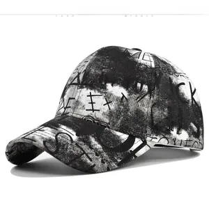 Gros plan détaillé du motif graffiti noir et blanc sur cette casquette en coton