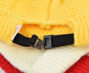 Détail macro du bonnet en tricot avec sangle élastique réglable et boucle en plastique