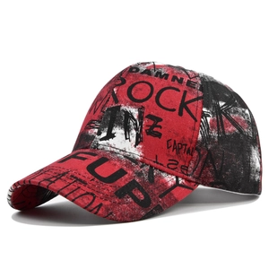 Détail de l'imprimé graffiti sur casquette de baseball style urbain avec texte ROCK