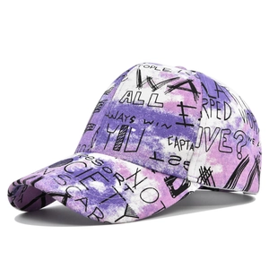 Casquette de baseball tie-dye violette et blanche avec graffitis et visière incurvée
