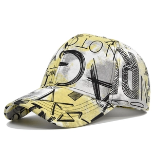 Détail de la casquette de baseball marbrée jaune et grise avec motifs graffiti urbains