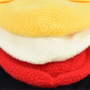 Bonnets d'hiver en tricot doux en jaune, crème et rouge avec texture ondulée chaude