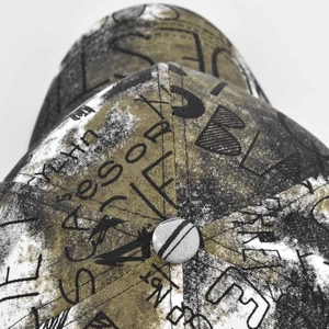 Vue macro d'une casquette de baseball imprimé graffiti avec texture en sergé épais