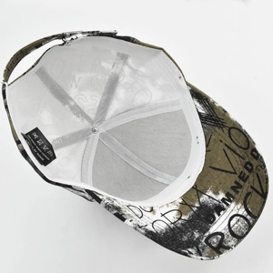 Détail de la structure interne de la casquette avec imprimés graffiti et bandeau absorbant