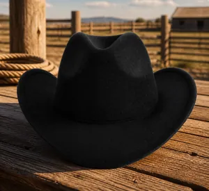 Dettaglio di un cappello da cowboy nero classico con tesa larga ricurva e finitura in feltro