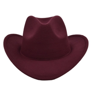 Dettaglio cappello cowboy in feltro di lana bordeaux con tesa larga e corona stile fedora