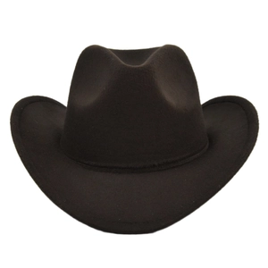 Dettaglio ravvicinato di cappello da cowboy in feltro marrone scuro con tesa larga