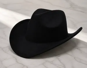 Vista dettagliata a 360 gradi del classico cappello da cowboy nero in feltro di lana a tesa larga