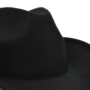 Dettaglio delle cuciture fini e della trama del feltro di lana su un cappello nero