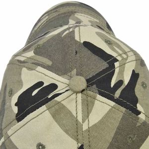 Dettaglio della corona del cappello mimetico con tessuto twill e occhielli ricamati