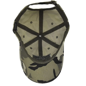 Dettaglio interno del cappello camo in cotone con cuciture rinforzate e cinturino