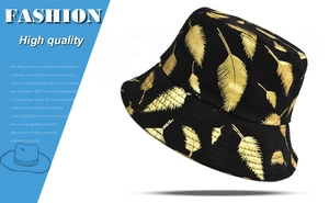Détail d'un chapeau bob tendance avec motifs de plumes dorées sur tissu noir