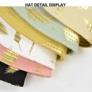 Détails des motifs de feuilles d'or et du tissu sergé sur des bobs colorés
