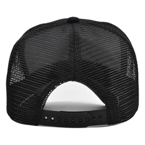 Achteraanzicht van een zwarte mesh trucker pet met een verstelbare snapback sluiting