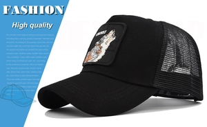 Detail van wolf borduursel en Lone Wolf tekst op een zwarte mesh trucker pet