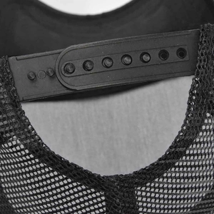 Verstelbare zwarte truckerpet met ademende mesh achterkant en snapback-sluiting