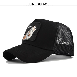 Detail van geborduurde Lone Wolf patch op zwarte mesh trucker pet met ademende rug
