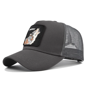 Detailoverzicht van de wolf-borduring en mesh-achterkant op deze donkergrijze trucker pet