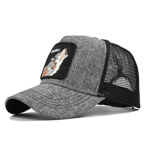 Detail van de geborduurde wolf patch en ademend zwart gaas op de trucker pet