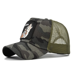 Detail van camouflage truckerpet met geborduurde wolf patch en ademend mesh paneel