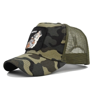 Detail van de lone wolf borduurpatch op camo trucker pet met gebogen klep
