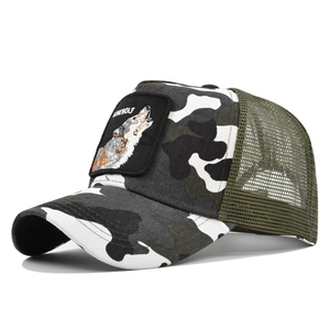 Detail van wolf borduursel en camouflage mesh op een klassieke trucker honkbalpet
