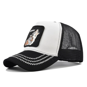Detail van de wolf-borduring en ademende mesh op de zwart-witte truckerpet met patch