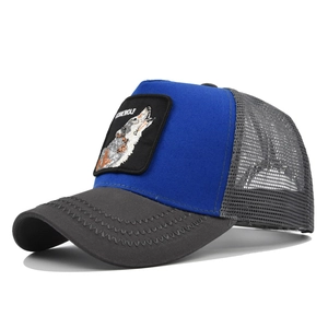 Detail van blauwe trucker hat met wolf borduursel en grijze mesh achterkant