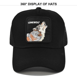 Detail van de geborduurde wolf-patch en zwart ademend gaas op de trucker pet