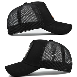 Gedetailleerd zijaanzicht van zwarte mesh trucker pet met geborduurde dierenpatch voor