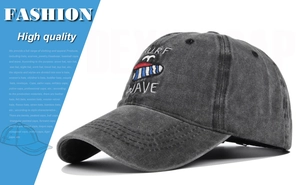 Dettaglio del cappellino da baseball grigio lavato con ricamo SURF WAVE e texture vintage