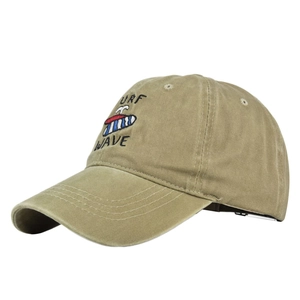 Dettaglio del ricamo Surf Wave sul cappellino da baseball vintage in cotone lavato
