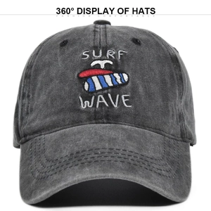 Dettaglio del ricamo Surf Wave su un cappellino da baseball vintage in cotone grigio lavato